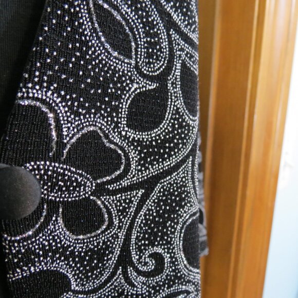 Alex Evenings Black/White/Silver Knit Top Metallic Thread Size Petite Medium - Picture 5 of 9